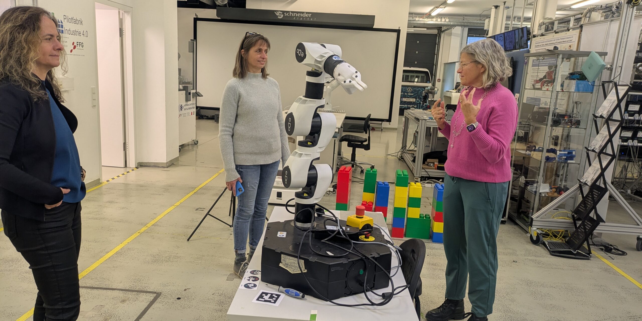 Lara Lammer, Bettina Mihalyi-Schneider und Claudia Schickling in der TU Pilotfabrik