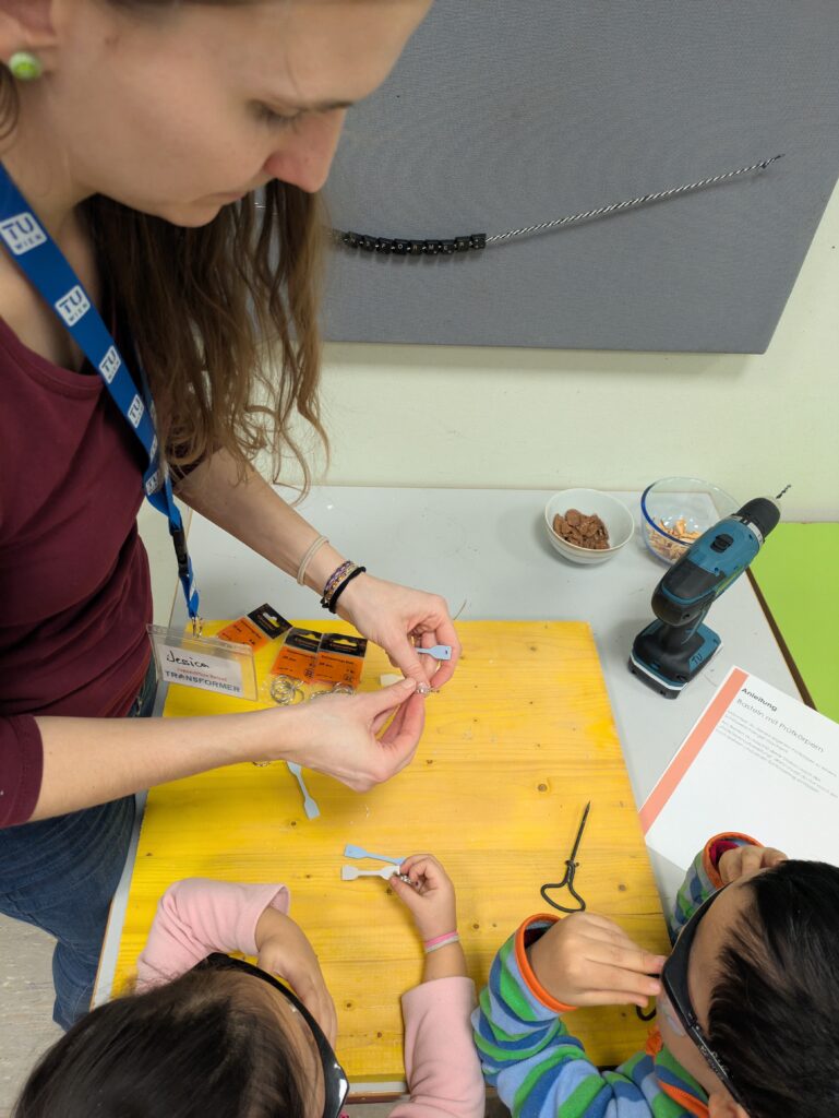 Jessica Schlossnikl, Maschinenbau, Tu Wien, bei einer Station zu Prüfkörpern beim Workshop zu Verpackungen