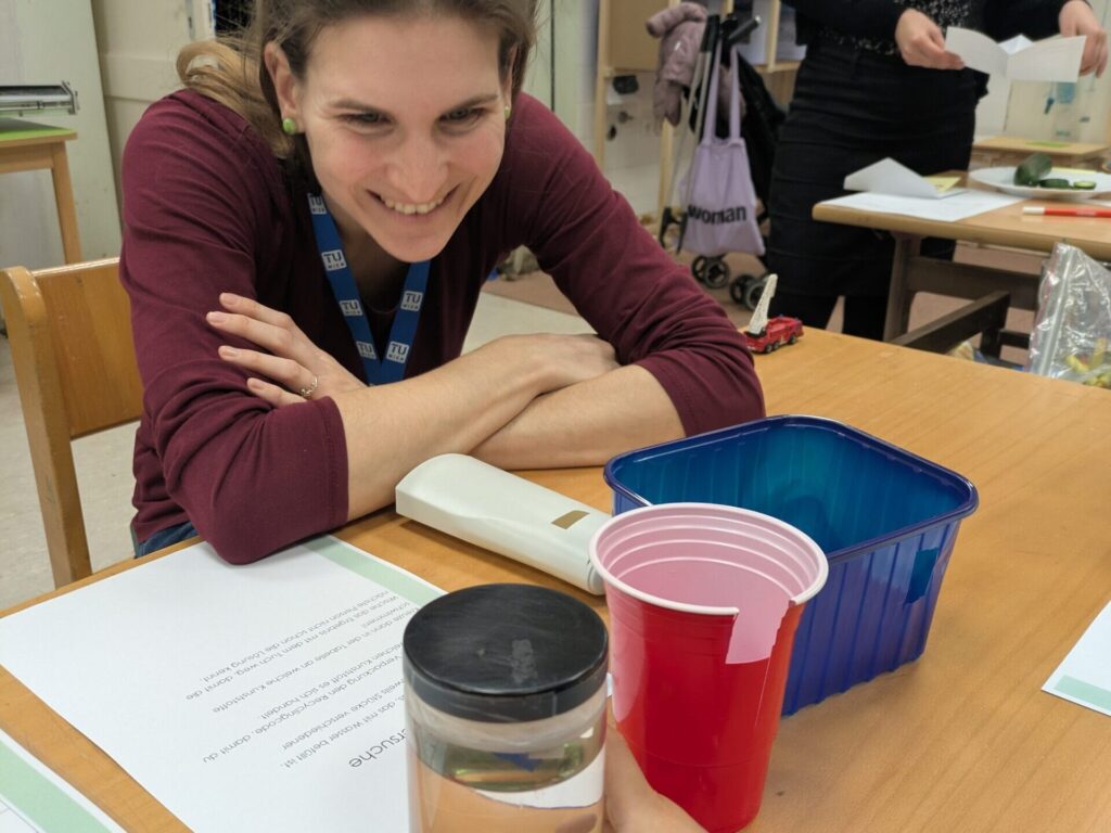 Jessica Schlossnikl, Maschinenbau, TU Wien, bei einer Dichtestation ihres Verpackungsworkshops im Transformer