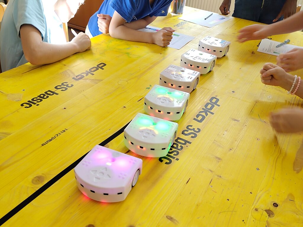 Thymioo Roboter in einer Kette bei einen Workshop im TU Wien Transformer zu Robptic und Nachhaltigkeiit