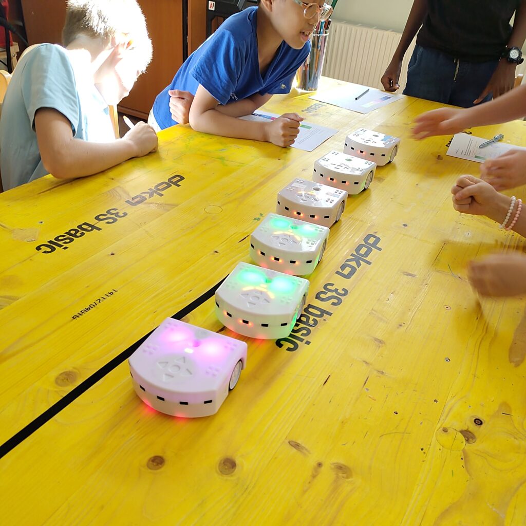 Roboterkette aus Tyhmio-Robotern die einander folgen