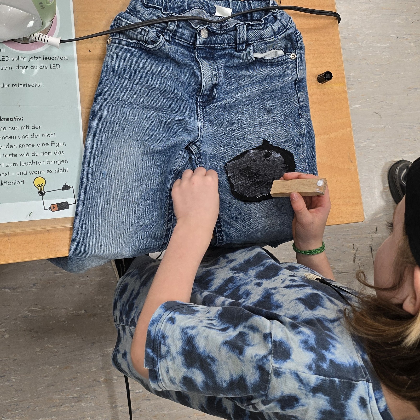 Kind beim Reparieren einer Jean