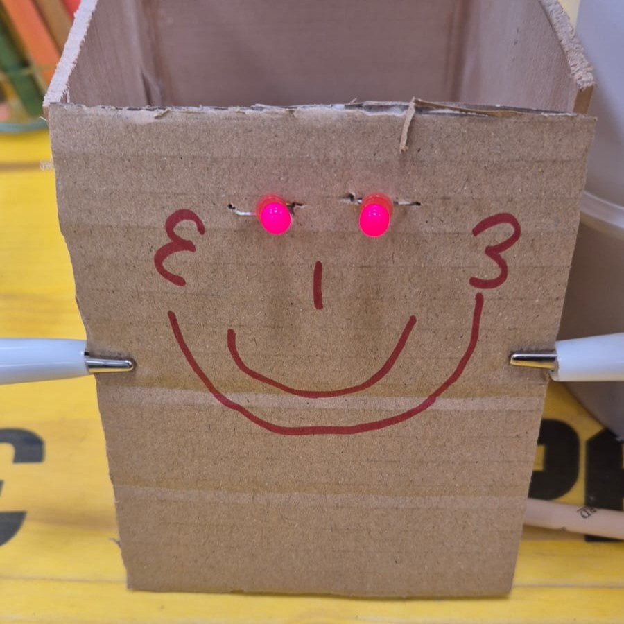 Gesicht mit leuchtenden LED Augen, hergestellt durch leitende Farbe auf der Rückseite des Kartons um Kindern Stromkreise näherzubringen