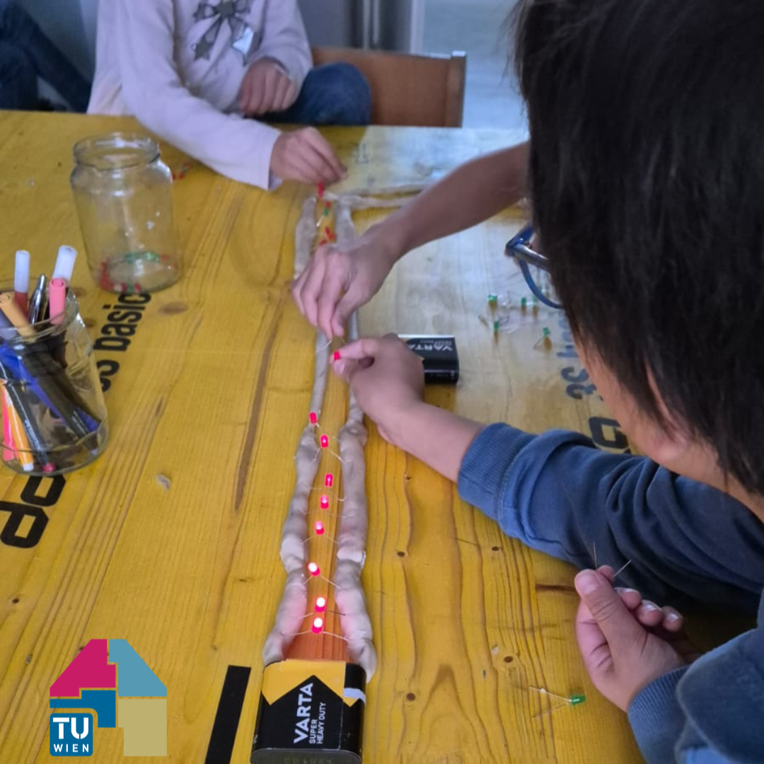 Kinder beim Erkennen physikalischer Prinzipien im Stromfluss durch das Experimentieren mit leitender Knete im TU Wien Transformer