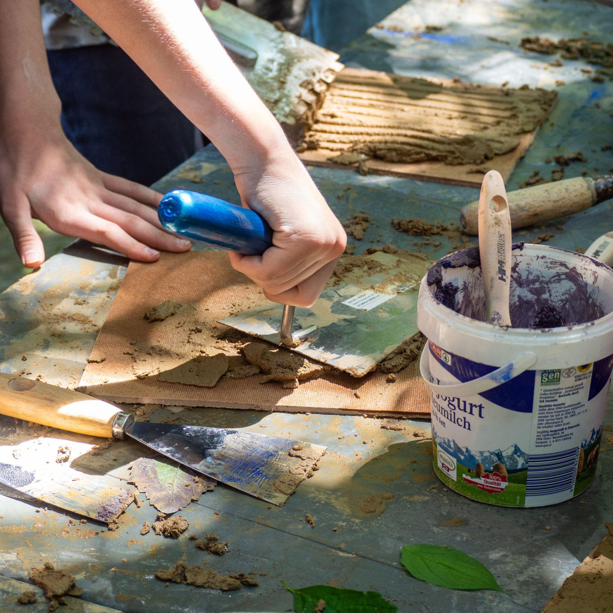 Kinder beim Malen mit Lehm