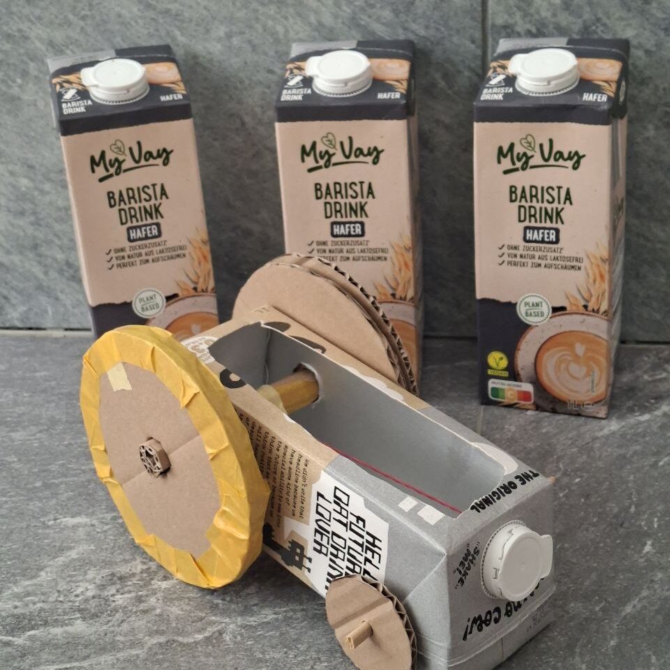 selbstfahrendes Auto aus einem Tetrapak