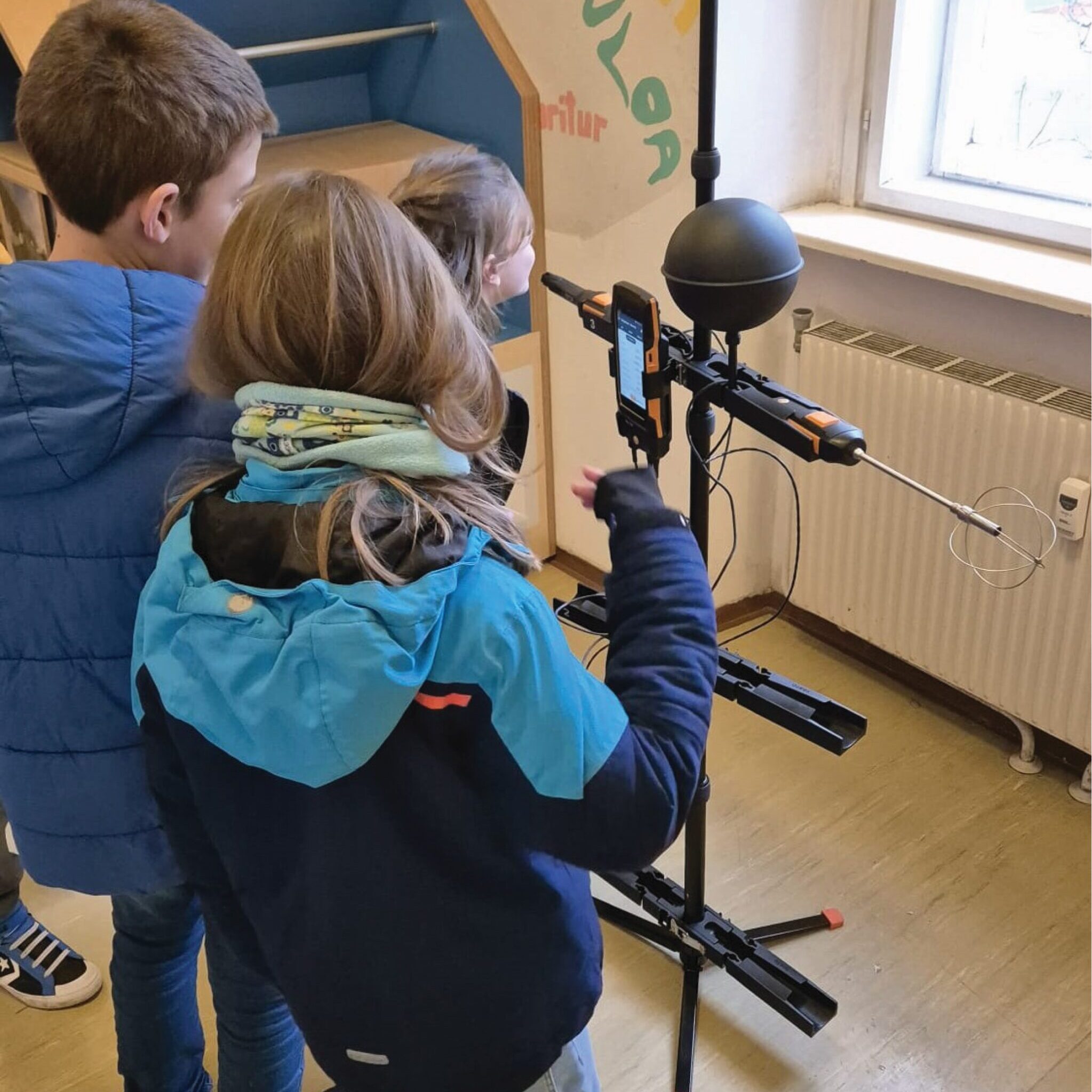 Kinder mit CO2 Messgerät im TU Wien Transformer - Outreach