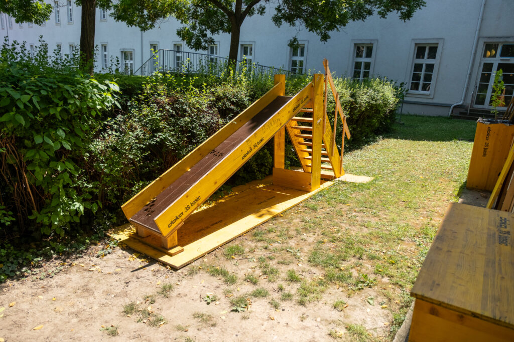 Selbst gebaute Rutsche aus Schalungs- und Siebdruckplatten im Garten des TU Wien Transformer am Rennweg 89a