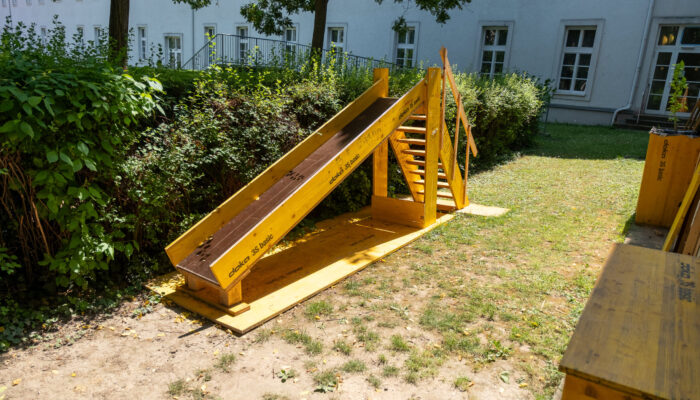 selbstebaute Rutsche mit Leiter zum draufklettern im Garten des Leerstand des TU Wien Transformers am Rennweg 89a