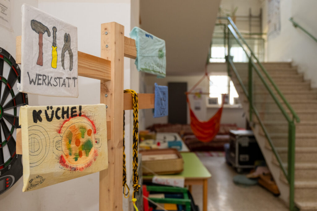 Von Kindern und Jugendlichen mit Studierenden gebautes Leitsystem im TU Wien Transformer