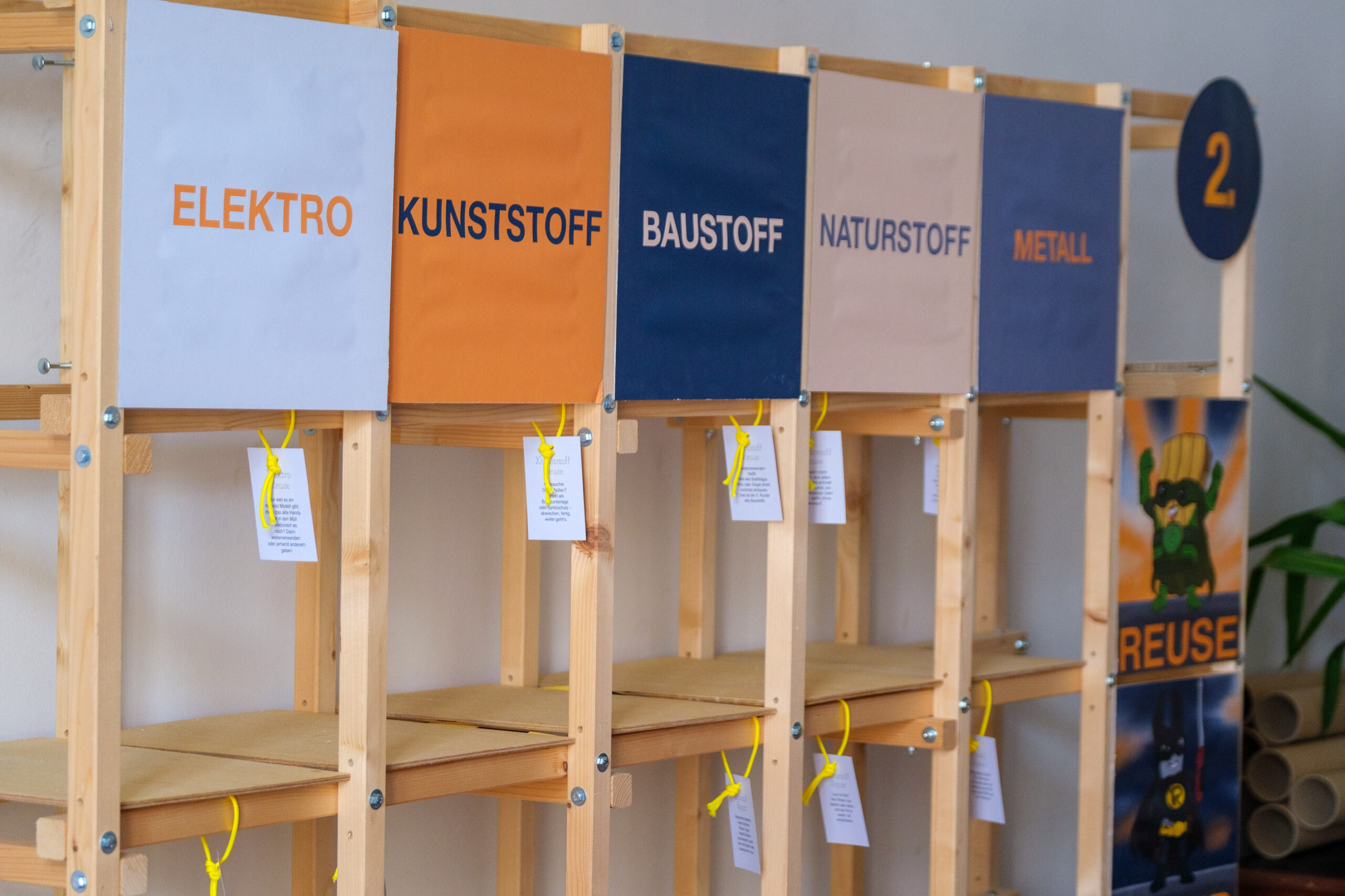 Regal mit Fächern für Elektro, Kunststoff, Baustoff, Naturstoff und Metall
