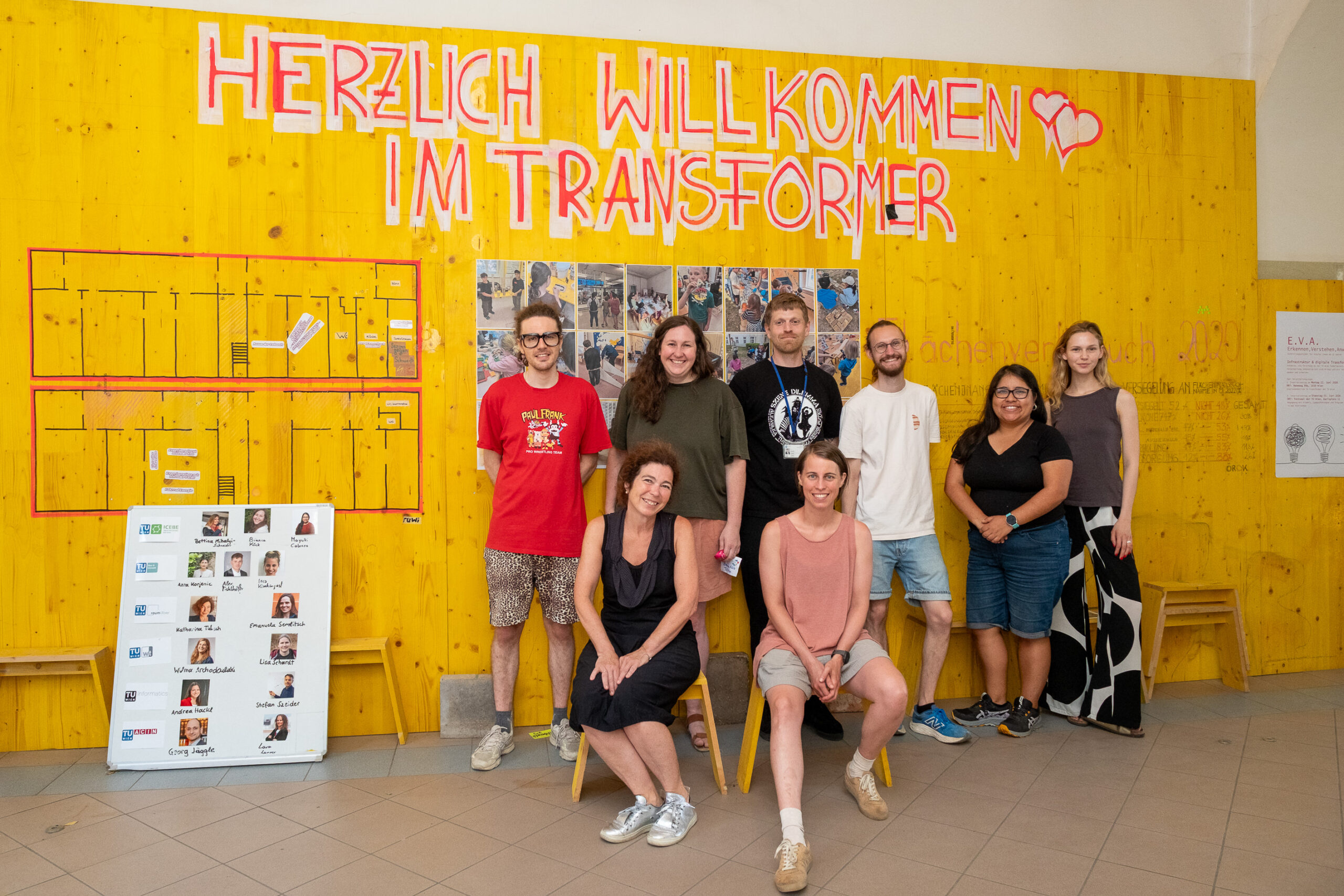 TU Wien Transformer Team und Studierenden vor dem alten Eingangsbereich des Leerstandes, gestaltet aus DOKA Platten