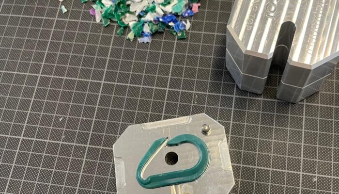 Spritzgußform mit Karabiner, geshredderte Plastikstöpsl