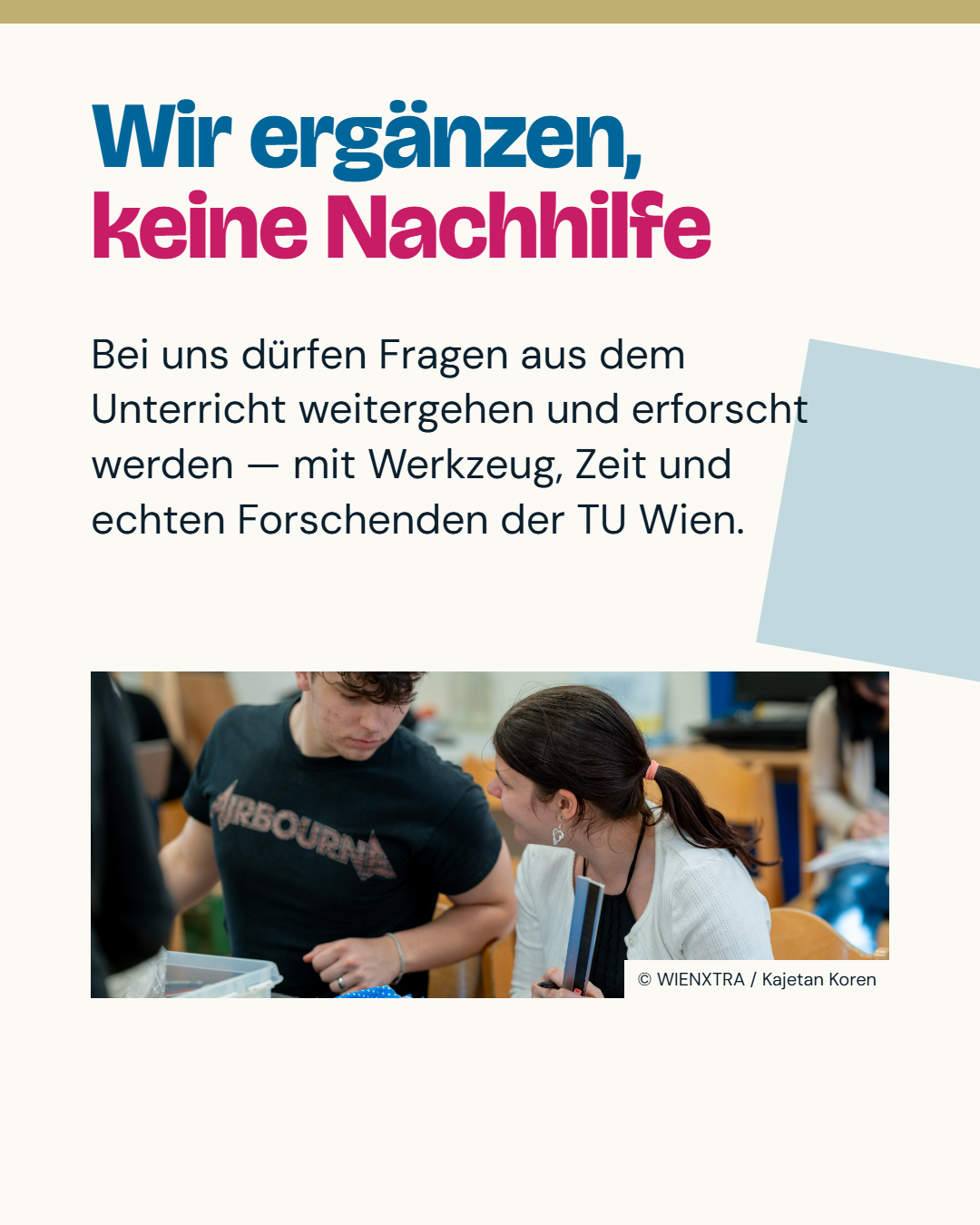 Zwei Studierende arbeiten gemeinsam an einer Station