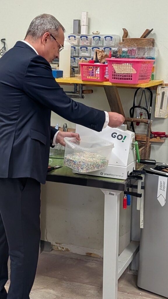 Måns Svensson, Rektor (President) der Jönköping University, arbeitet am Extruder im Transformer der TU Wien, daneben eine Box mit geschreddertem Kunststoff